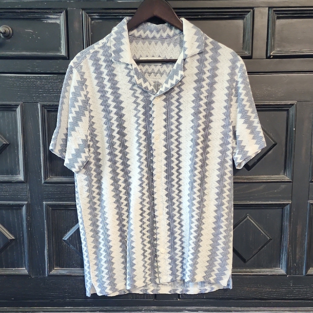 Hollister Men's Navy and White Zigzag Shirt